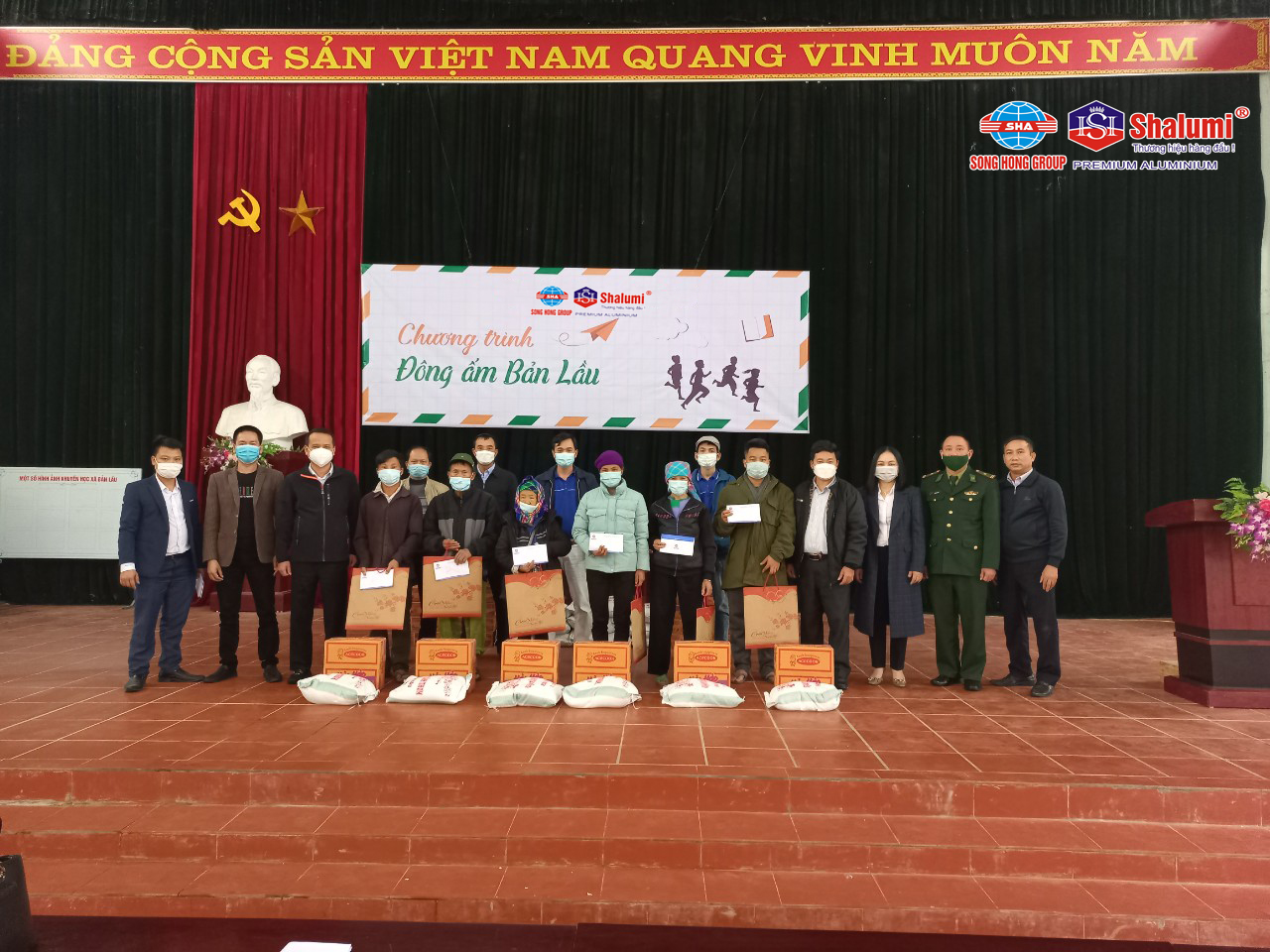 Cổ phần  Nhôm Sông Hồng đã trao tặng quà cho các hộ gia đình khó khăn và các cháu học sinh nghèo vượt khó trong học tập tại Bản Lầu- huyện Mường Khương – tỉnh Lào Cai 